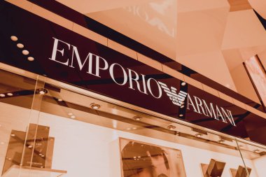 PHUKET, THAILAND - 29 Mayıs 2022: Emporio Armani perakende satış mağazası logosu alışveriş merkezinin vitrininde.