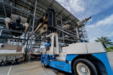 Limandaki bir garaj sisteminde sürat tekneleri yükleniyor..