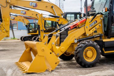 PHUKET, TAHAILAND - HAZİRAN 05, 2022: Caterpillar ağır iş ekipmanları sergi alanında.