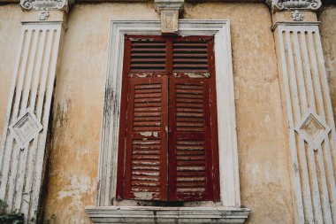 Renkli eski ev cepheleri ve süslü metal balkonlar..