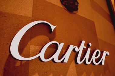 PHUKET, THAILAND - 29 Mayıs 2022: Alışveriş merkezinin vitrininde Cartier marka perakende satış mağazası logosu.
