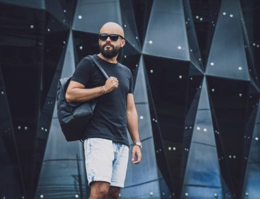 Güzel, karanlık şehir geçmişine sahip bir gencin portresi..