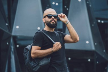 Güzel, karanlık şehir geçmişine sahip bir gencin portresi..