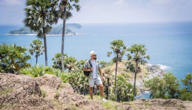 Yaz tatilindeki genç gezgin. Güzel dağları ve arka planda deniz manzaraları var..