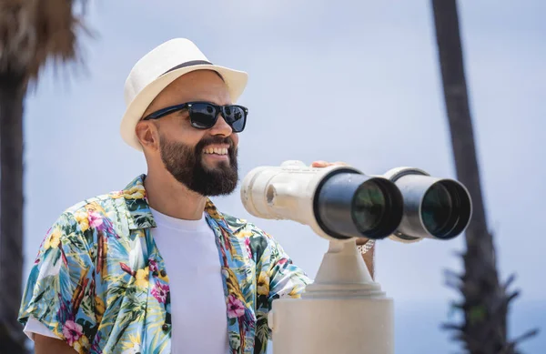 Homem Observando Através Binóculos Telescópio Ponto Observação — Fotografia de Stock