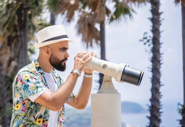 Homem Observando Através Binóculos Telescópio Ponto Observação — Fotografia de Stock