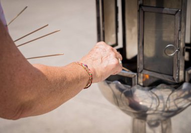 Büyük Tayland tapınağında tütsü yakma ayini..