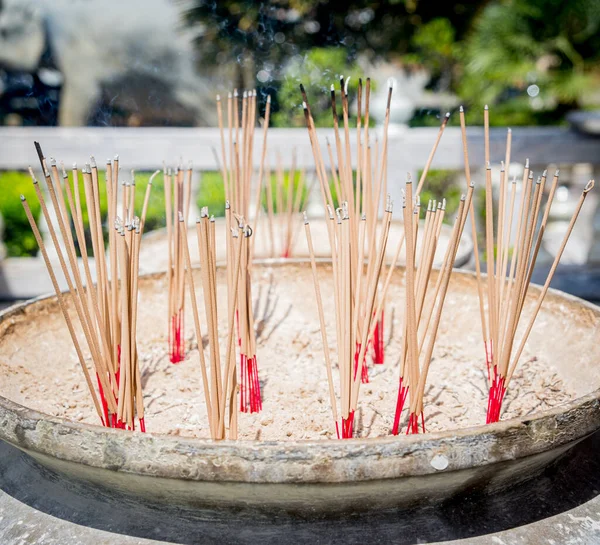 Rituel Brûler Des Bâtons Encens Grand Temple Thaïlandais — Photo