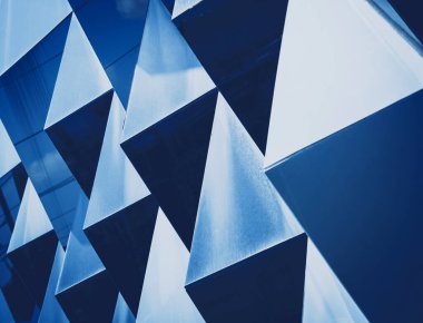 Üçgen ve bina hücreleriyle soyut geometrik arkaplan.