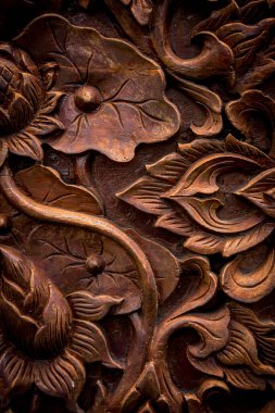 Ahşap kapıya güzel bir oyma sanatının ayrıntıları..