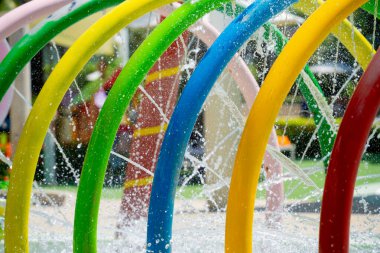 Renkli bir arkaplanda su damlaları ve damlalar.