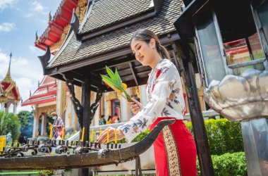 Büyük Budist tapınağındaki güzel Asyalı kız geleneksel kostüm giymiş..