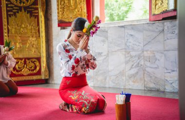 Büyük Budist tapınağındaki güzel Asyalı kız geleneksel kostüm giymiş..