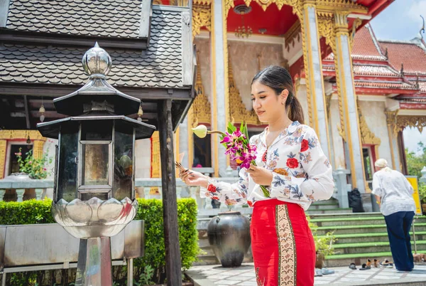 Hermosa Chica Asiática Gran Templo Budista Vestida Con Traje Tradicional — Foto de Stock