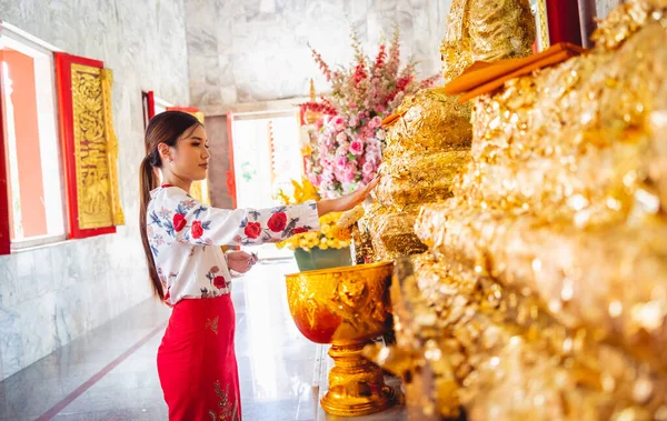 Hermosa Chica Asiática Gran Templo Budista Vestida Con Traje Tradicional — Foto de Stock