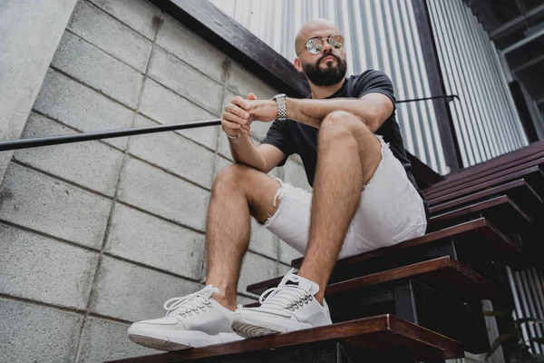 Şehrin Sokaklarındaki Merdivenlerde Tişörtlü Şortlu Genç Bir Adam — Stok fotoğraf