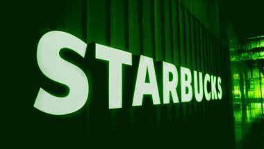 PHUKET, THAILAND - 29 MAYIS 2022: Starbucks Kahve Dükkanı logosu alışveriş merkezinin vitrininde.
