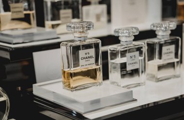 PHUKET, THAILAND - 29 Mayıs 2022: Süpermarket vitrinindeki bir çantada Chanel marka parfümler dizisi.