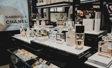 PHUKET, THAILAND - 29 Mayıs 2022: Süpermarket vitrinindeki bir çantada Chanel marka parfümler dizisi.