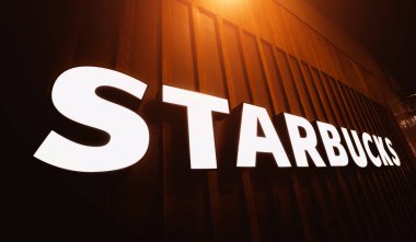 PHUKET, THAILAND - 29 MAYIS 2022: Starbucks Kahve Dükkanı logosu alışveriş merkezinin vitrininde.