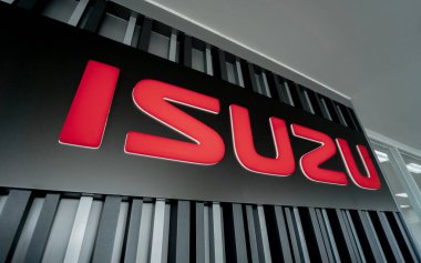 PHUKET, THAILAND - HAZİRAN 05, 2022: Isuzu Motor logosunun olduğu tabela.