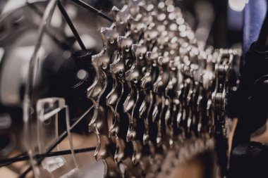 Yeni vites ve dağ bisikleti zincirlerinin fotoğrafı..