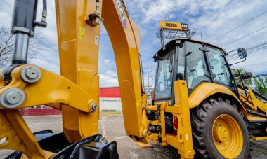 PHUKET, TAHAILAND - HAZİRAN 05, 2022: Caterpillar ağır iş ekipmanları sergi alanında.