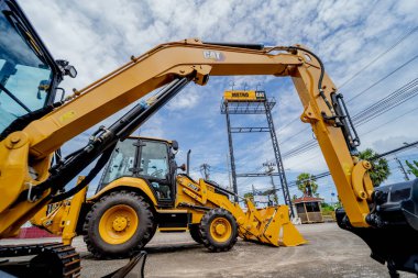 PHUKET, TAHAILAND - HAZİRAN 05, 2022: Caterpillar ağır iş ekipmanları sergi alanında.