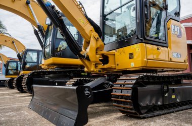 PHUKET, TAHAILAND - HAZİRAN 05, 2022: Caterpillar ağır iş ekipmanları sergi alanında.