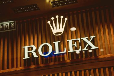 PHUKET, THAILAND - 29 Mayıs 2022: Alışveriş merkezinin vitrininde Rolex marka mağaza logosu.
