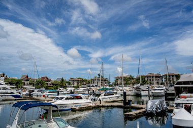 PHUKET, THAILAND - HAZİRAN 05, 2022: Lüks yatlar Asya bölgesi marinasına demirlediler.