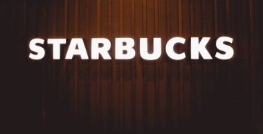 PHUKET, THAILAND - 29 MAYIS 2022: Starbucks Kahve Dükkanı logosu alışveriş merkezinin vitrininde.