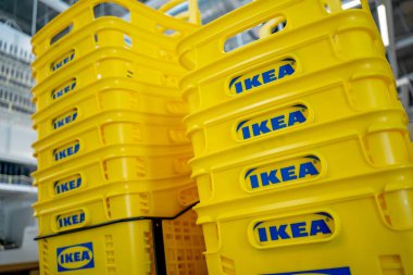 PHUKET, THAILAND - HAZİRAN 05, 2022: IKEA kutuları logoti tipi.