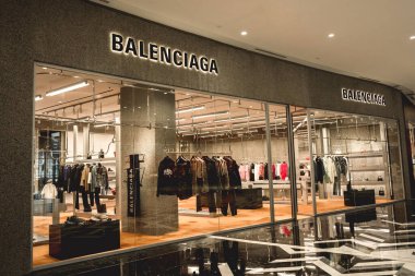 PHUKET, THAILAND - 29 Mayıs 2022: Balenciaga marka perakende satış mağazası logosu alışveriş merkezinin vitrininde.