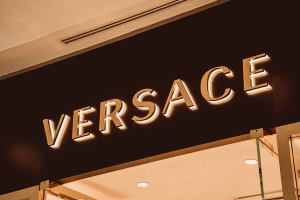 Пюкет Таиланд Мая 2022 Года Логотип Торговой Марки Versace Витрине — стоковое фото