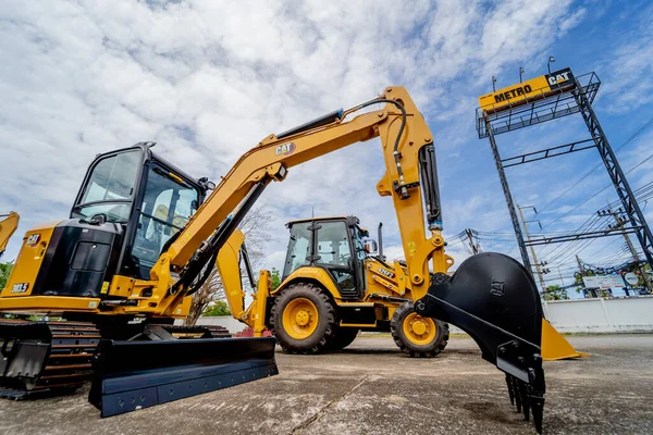 PHUKET, TAHAILAND - HAZİRAN 05, 2022: Caterpillar ağır iş ekipmanları sergi alanında.