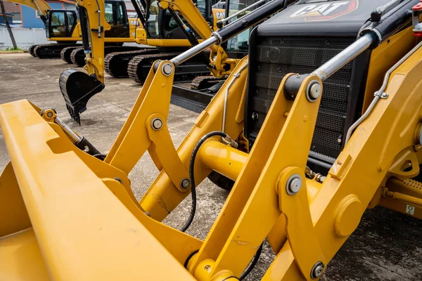 PHUKET, TAHAILAND - HAZİRAN 05, 2022: Caterpillar ağır iş ekipmanları sergi alanında.