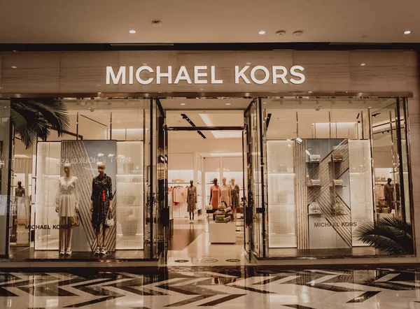 PHUKET, THAILAND - 29 Mayıs 2022: Michael Kors marka perakende satış mağazası logosu alışveriş merkezinin vitrininde.