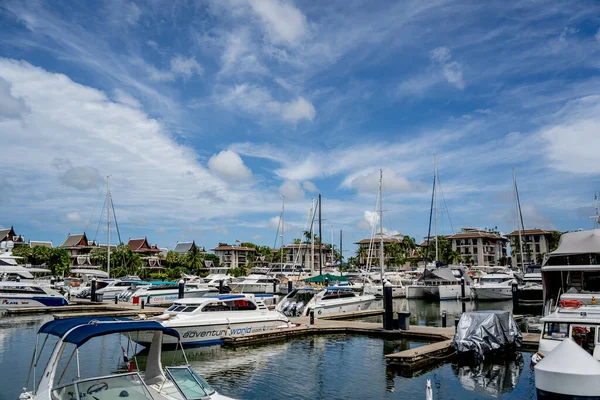 PHUKET, THAILAND - HAZİRAN 05, 2022: Lüks yatlar Asya bölgesi marinasına demirlediler.