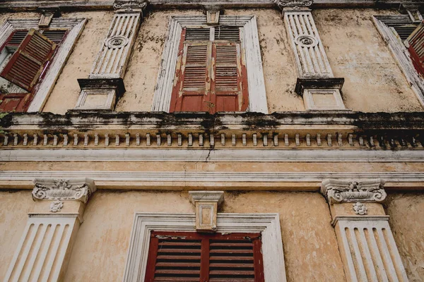 Renkli eski ev cepheleri ve süslü metal balkonlar..