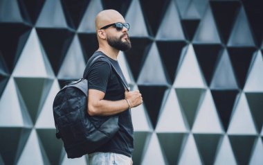 Güzel, karanlık şehir geçmişine sahip bir gencin portresi..