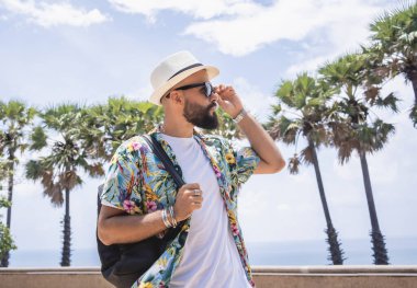 Yaz tatilindeki genç gezgin. Güzel dağları ve arka planda deniz manzaraları var..