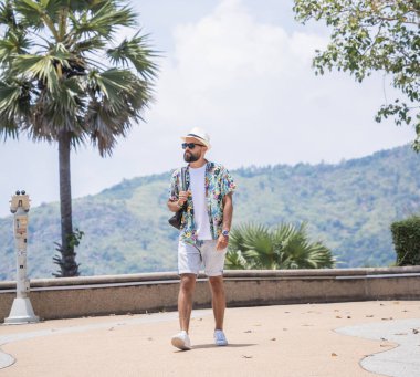 Yaz tatilindeki genç gezgin. Güzel dağları ve arka planda deniz manzaraları var..