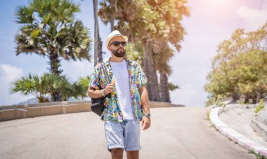 Yaz tatilindeki genç gezgin. Güzel dağları ve arka planda deniz manzaraları var..