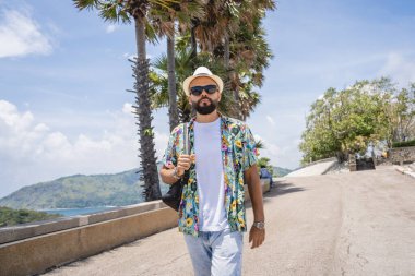 Yaz tatilindeki genç gezgin. Güzel dağları ve arka planda deniz manzaraları var..