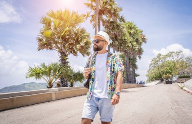 Yaz tatilindeki genç gezgin. Güzel dağları ve arka planda deniz manzaraları var..