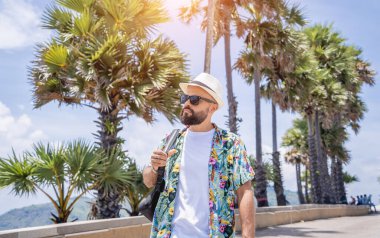 Yaz tatilindeki genç gezgin. Güzel dağları ve arka planda deniz manzaraları var..