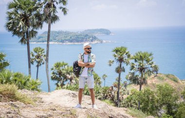 Yaz tatilindeki genç gezgin. Güzel dağları ve arka planda deniz manzaraları var..