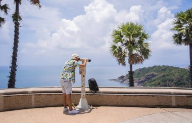 Gözlem noktasında duran dürbünden izleyen bir adam..