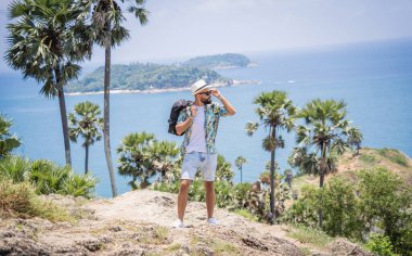 Yaz tatilindeki genç gezgin. Güzel dağları ve arka planda deniz manzaraları var..